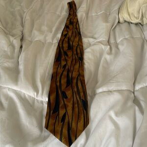 Men’s tie 100 % silk new without tag. Brown tones